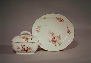 Mennecy-Zuckerdose mit ihrem vierblättrigen Untersetzer, dekoriert mit einem mehrfarbigen Blumendesign